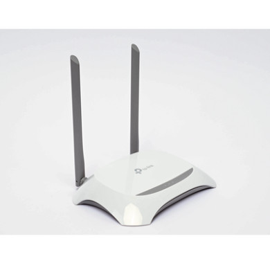 Router Inalámbrico / 300 Mbps / 2.4 GHz / 4 Puertos LAN 10/100 Mbps / 