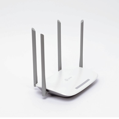 Router Inalámbrico / Wi-Fi 5 AC1200 / Doble Banda / 4 Antenas Externas